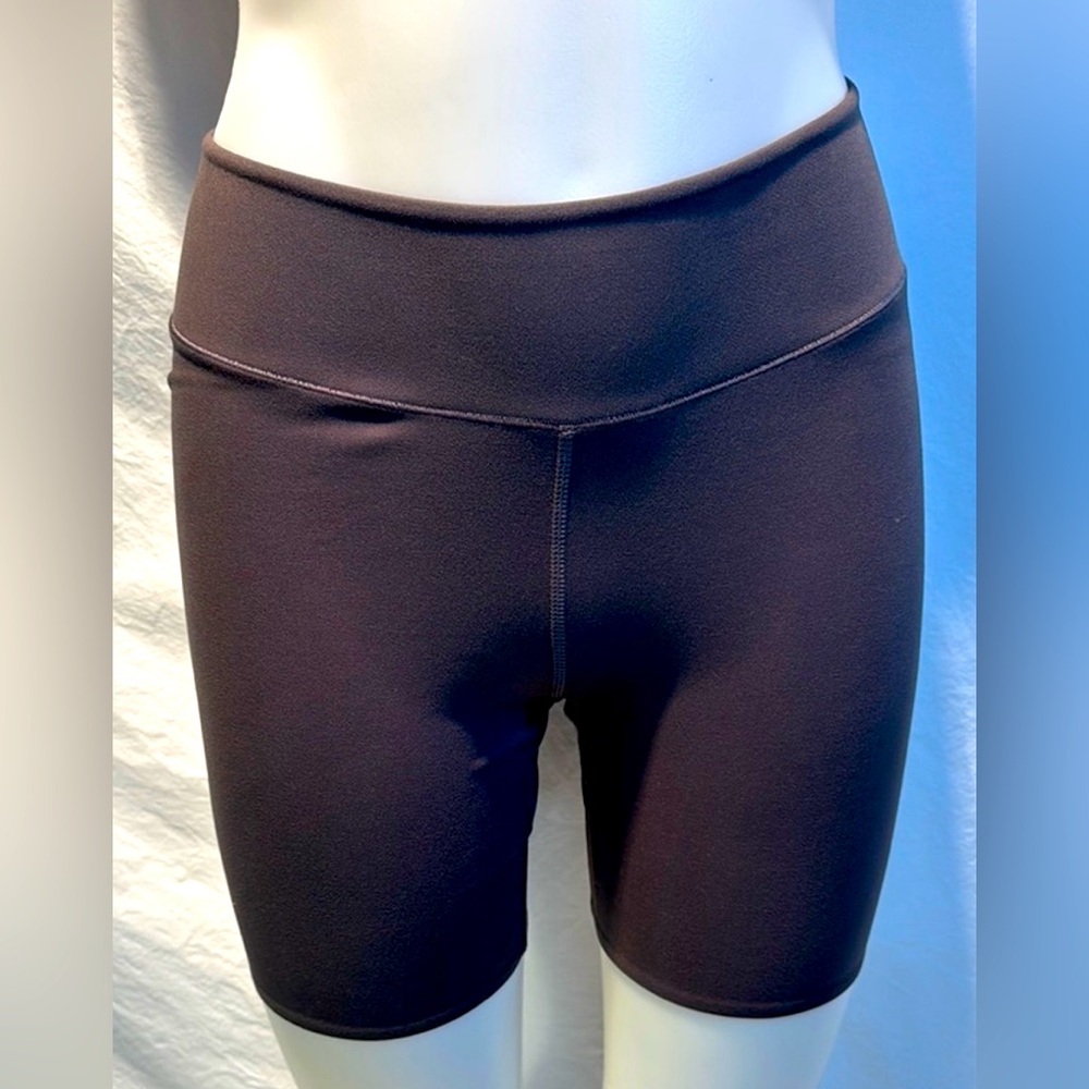 🆕 Black Bike Shorts with Wide Waistband and Moisture-Wicking Fabric
E11